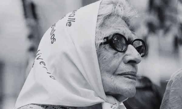 Hasta siempre, querida Mirta. Como dijo Roberto Santoro, "Un día florecerá la vida y el sol tendrá el color que se merece".