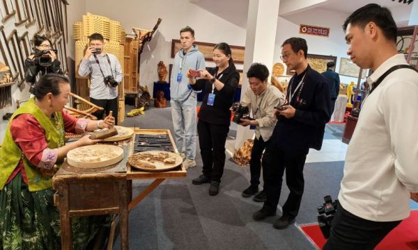 Los periodistas malasios elogian la política de exención de visados entre China y Malasia